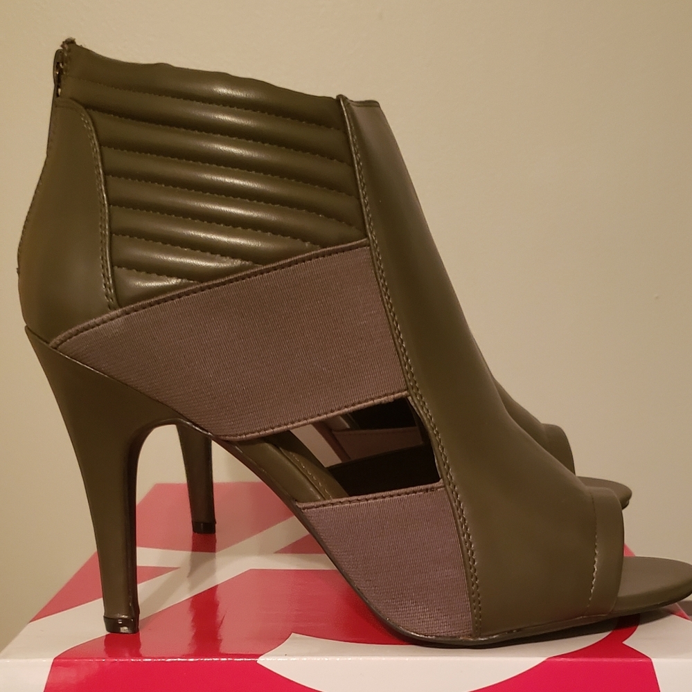 Ashley Stewart Woman Size 12W Olive Green Bootie - Picture 2 of 2